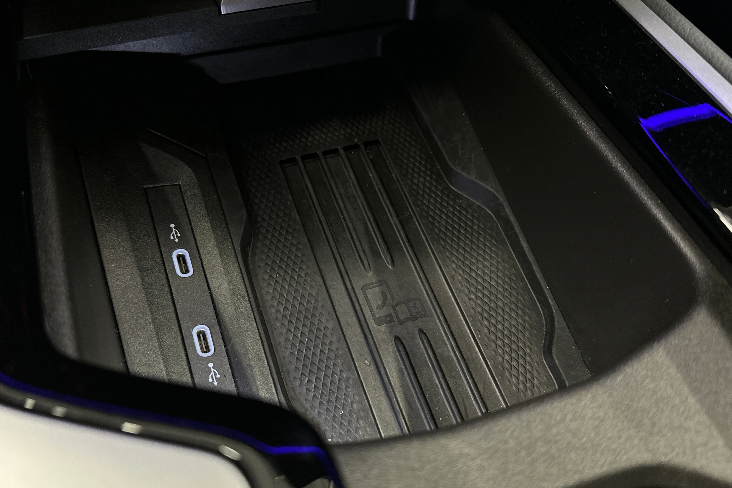 valkoinen Volkswagen Passat 2024 kuva 33.