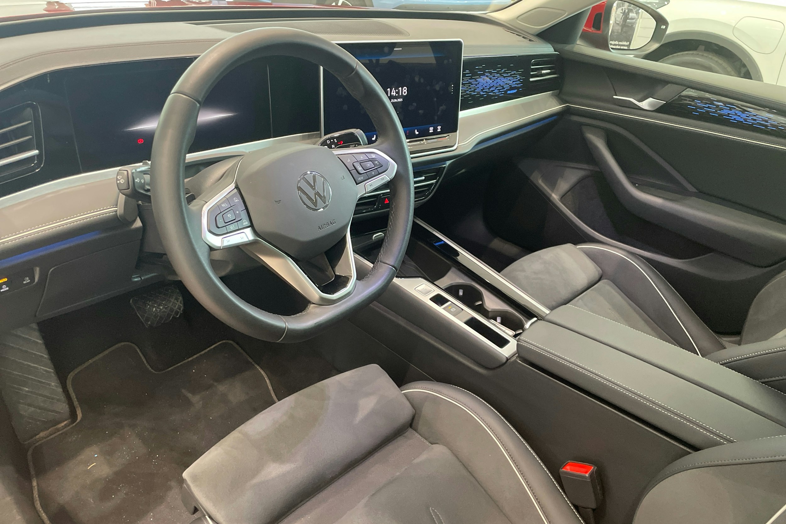 punainen Volkswagen Passat 2024 kuva 6.