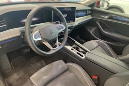 punainen Volkswagen Passat 2024 kuva 6.
