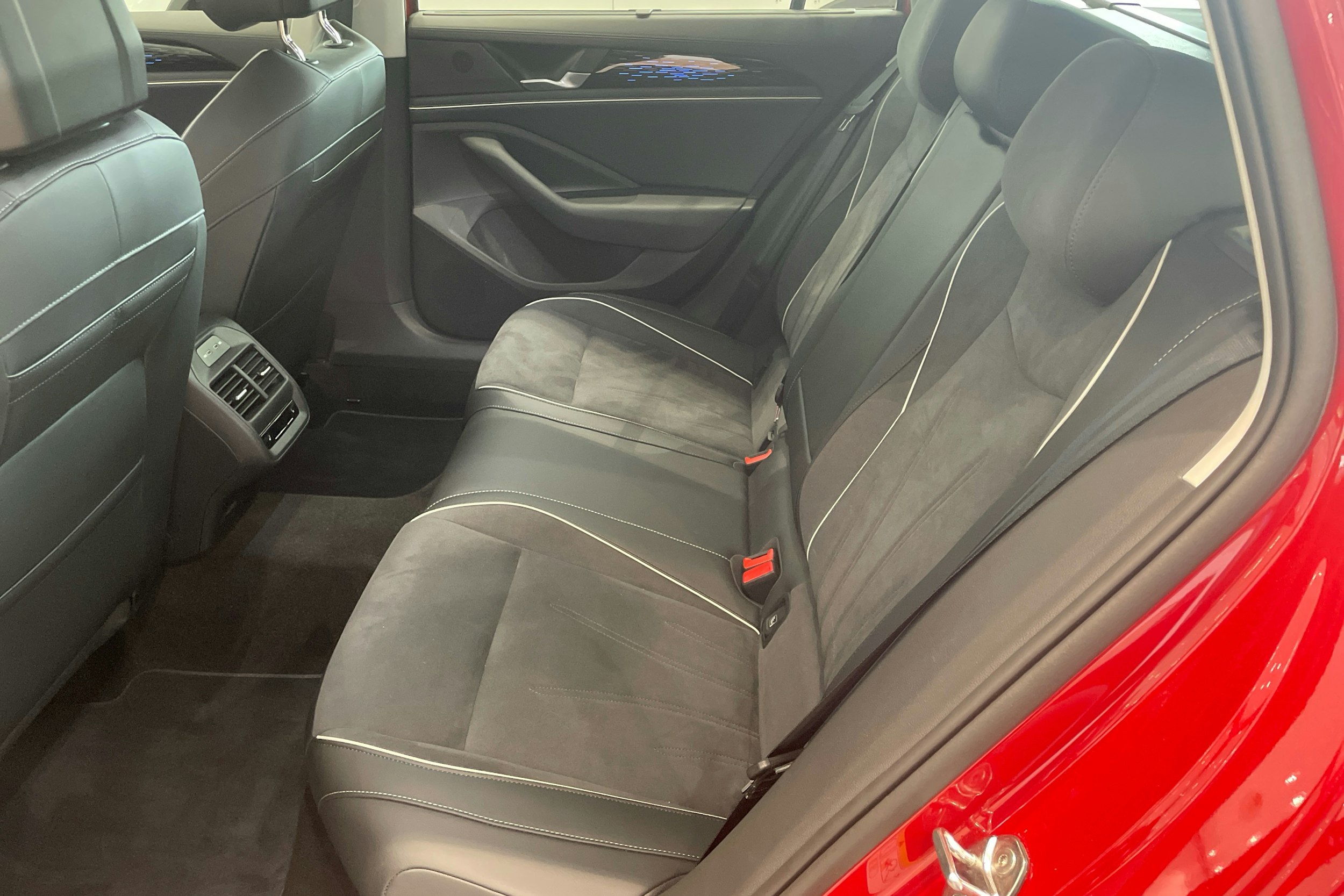 punainen Volkswagen Passat 2024 kuva 8.