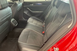 punainen Volkswagen Passat 2024 kuva 8.