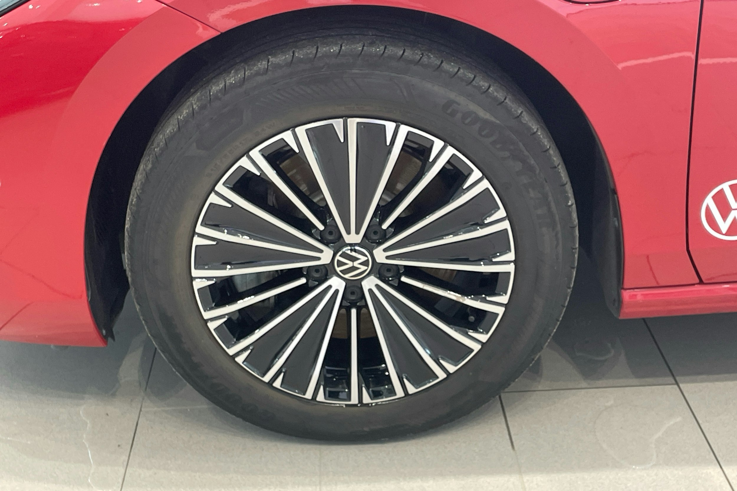 punainen Volkswagen Passat 2024 kuva 9.