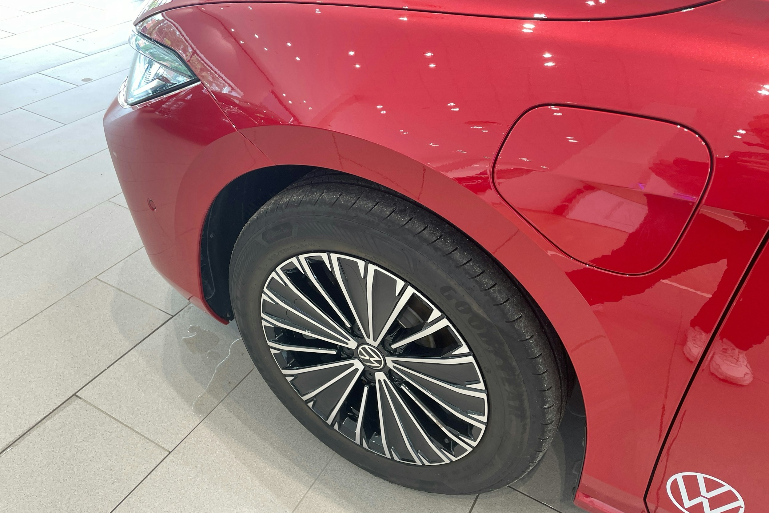 punainen Volkswagen Passat 2024 kuva 10.