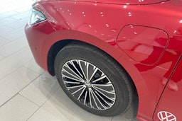 punainen Volkswagen Passat 2024 kuva 10.