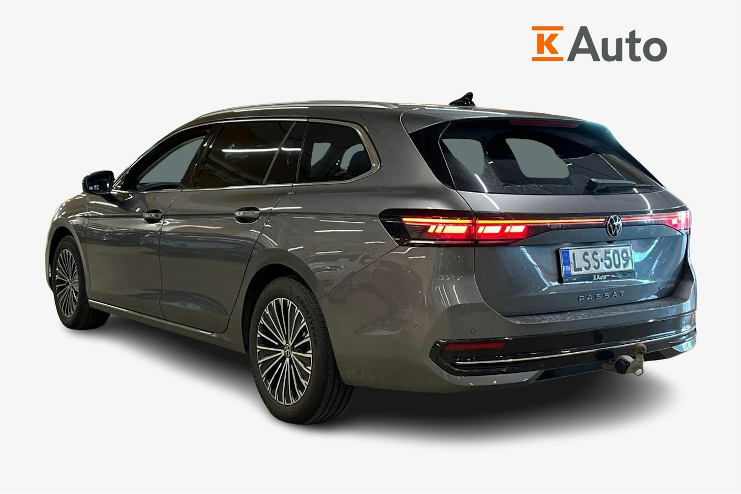 harmaa Volkswagen Passat 2024 kuva 2.