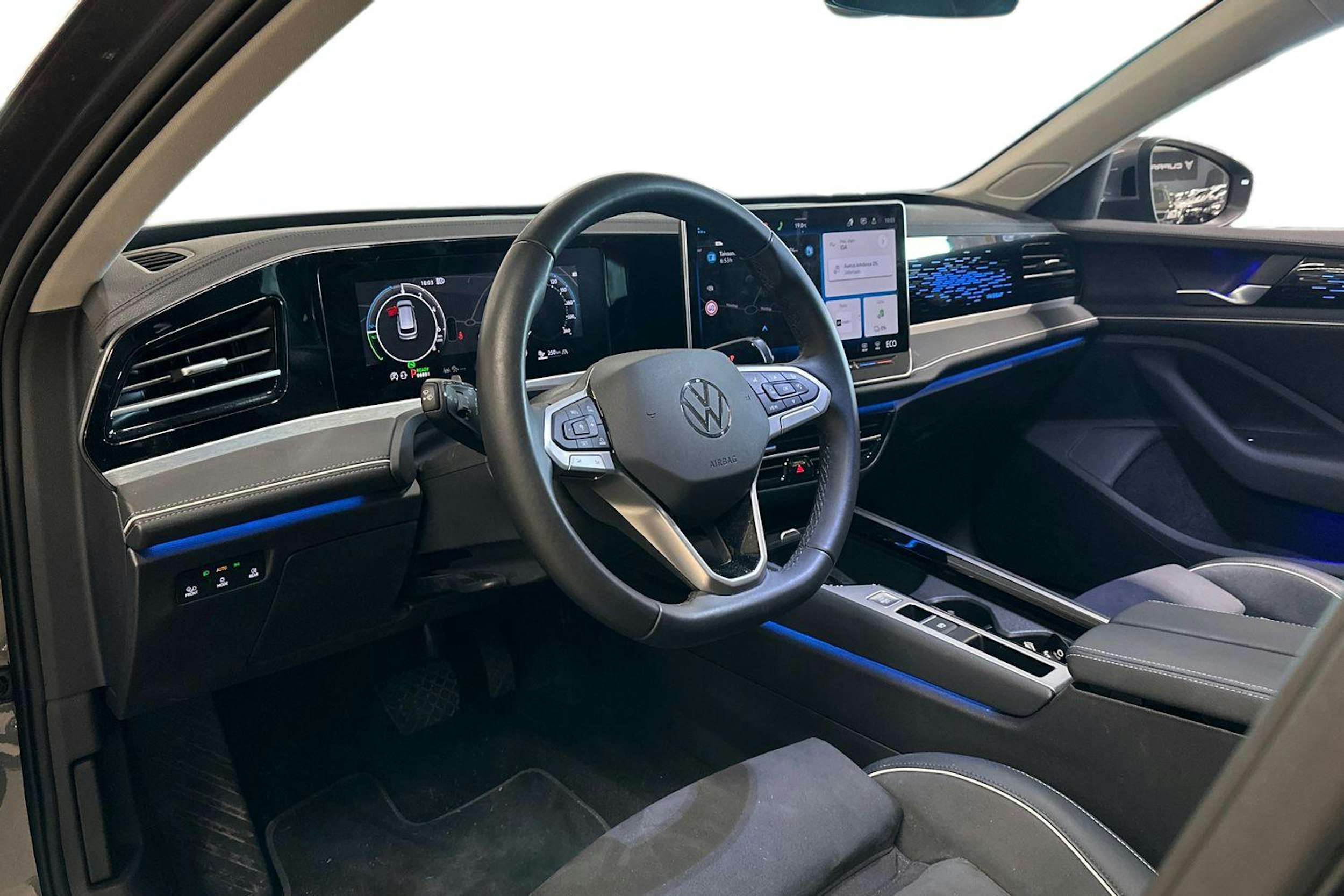 harmaa Volkswagen Passat 2024 kuva 3.