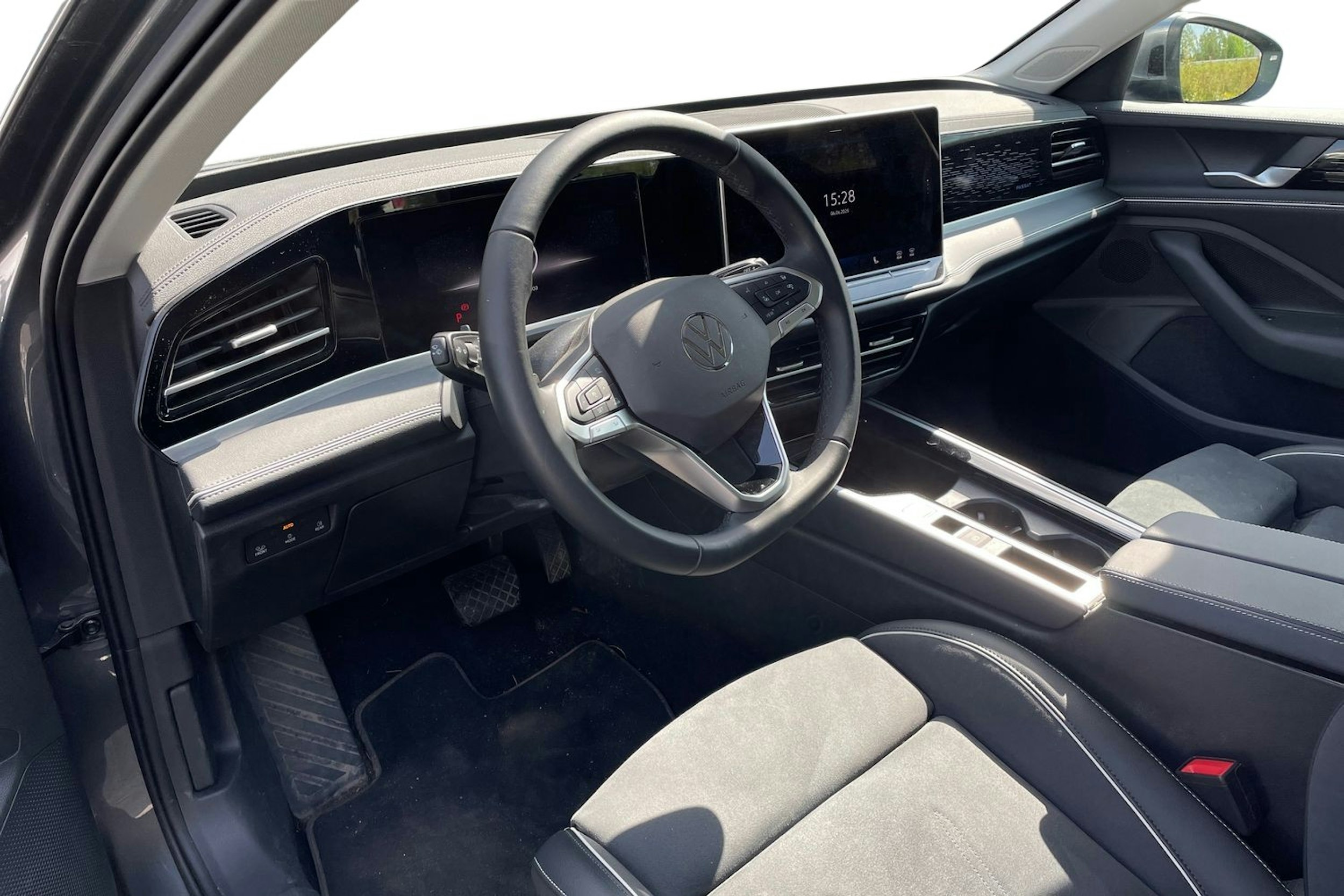 harmaa Volkswagen Passat 2024 kuva 3.