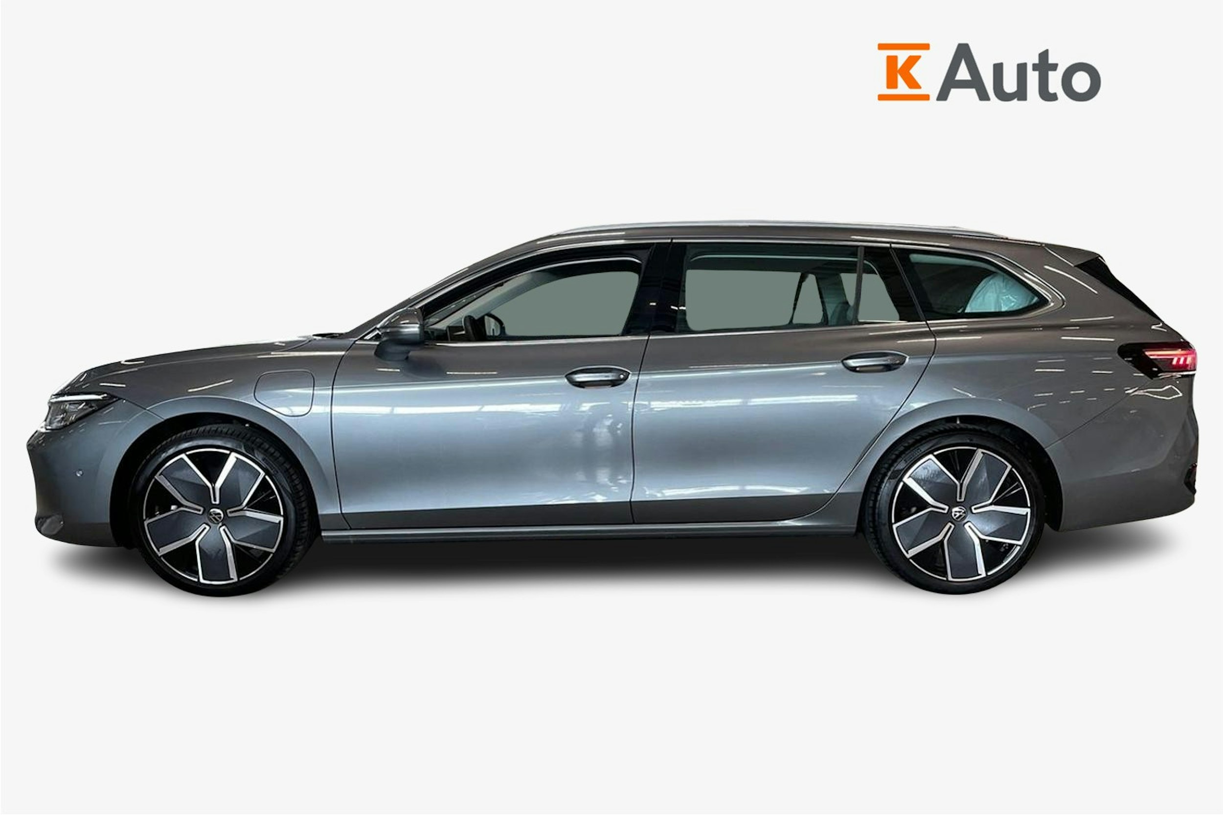 harmaa Volkswagen Passat 2024 kuva 6.