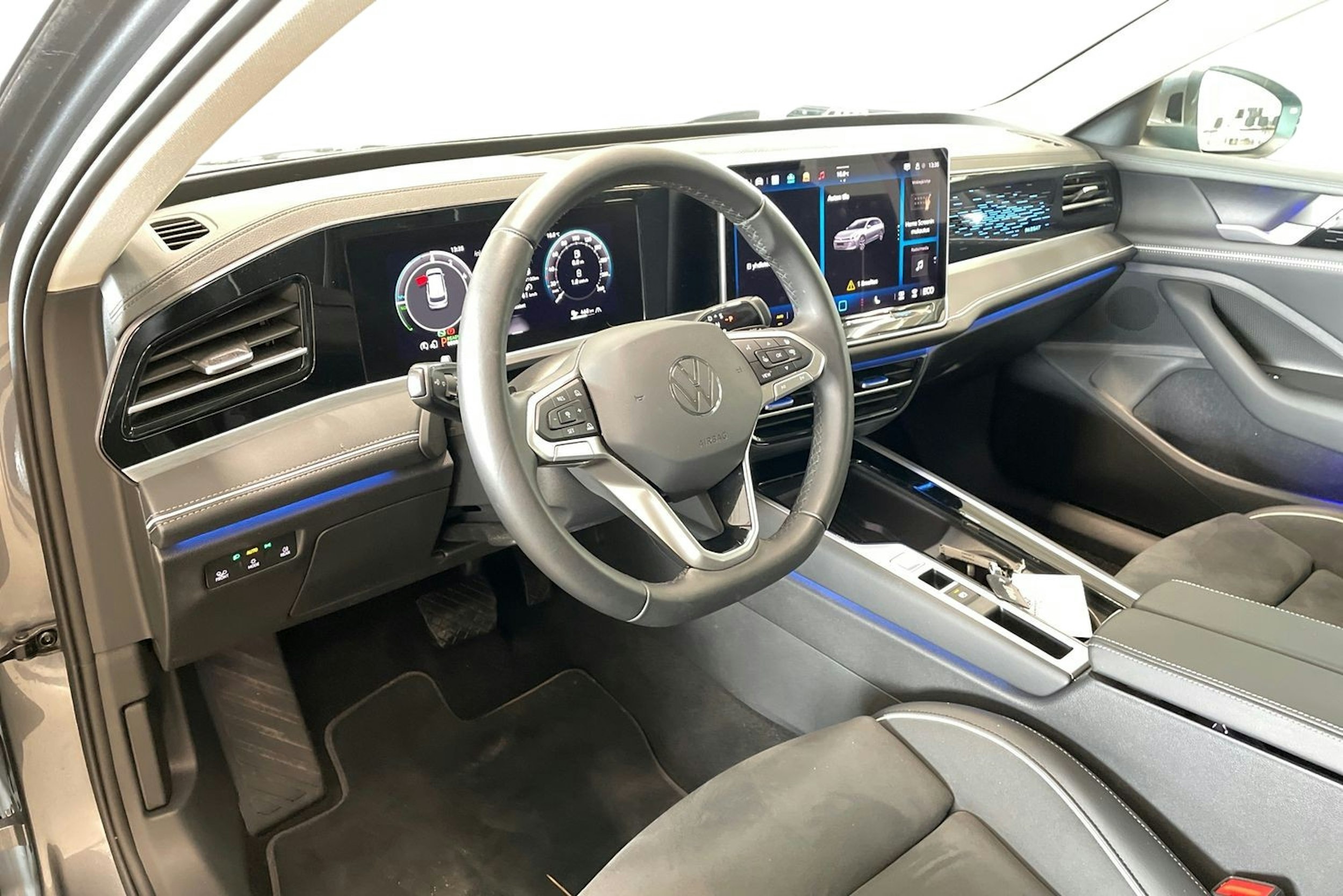 harmaa Volkswagen Passat 2024 kuva 7.