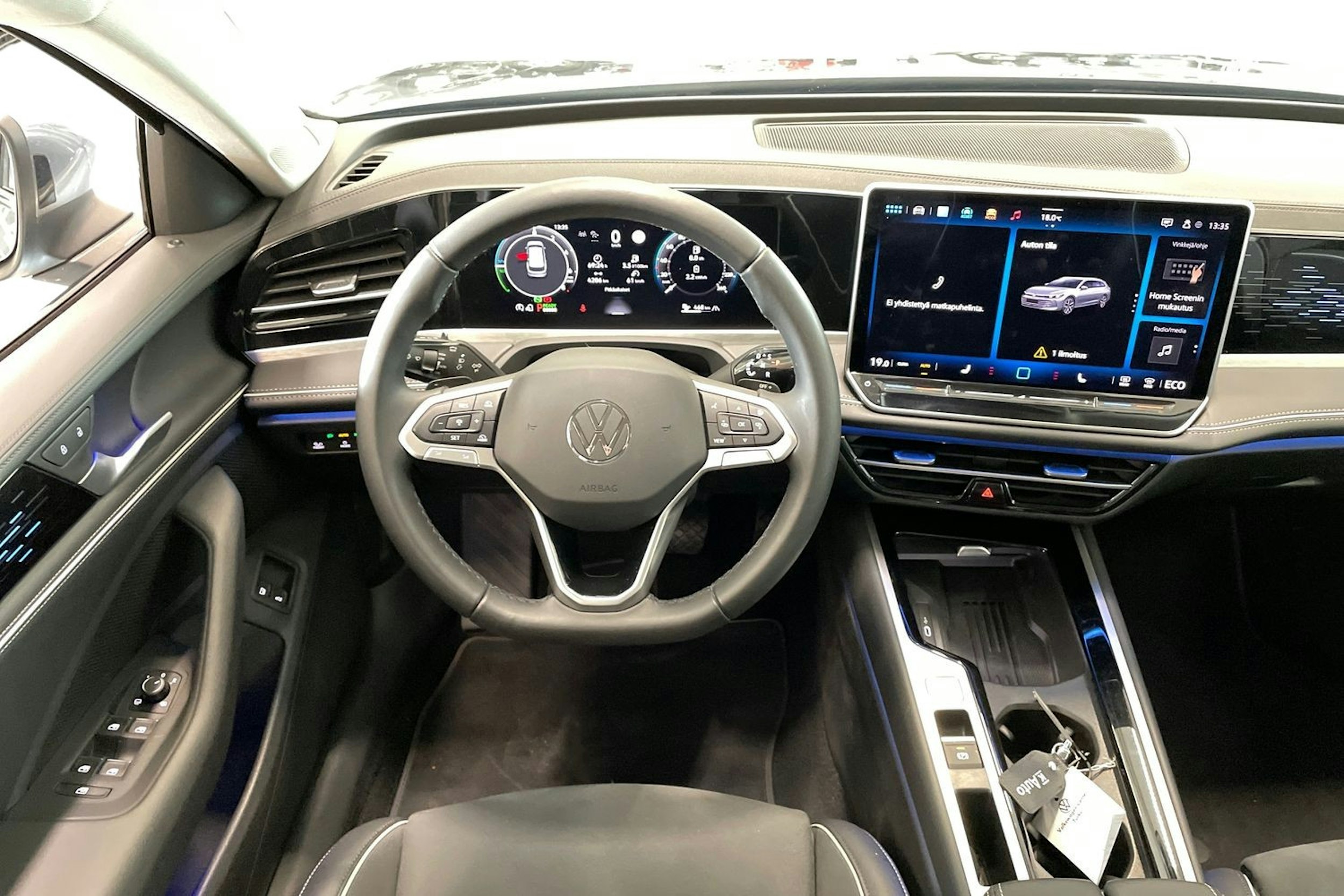 harmaa Volkswagen Passat 2024 kuva 9.