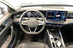 harmaa Volkswagen Passat 2024 kuva 9.