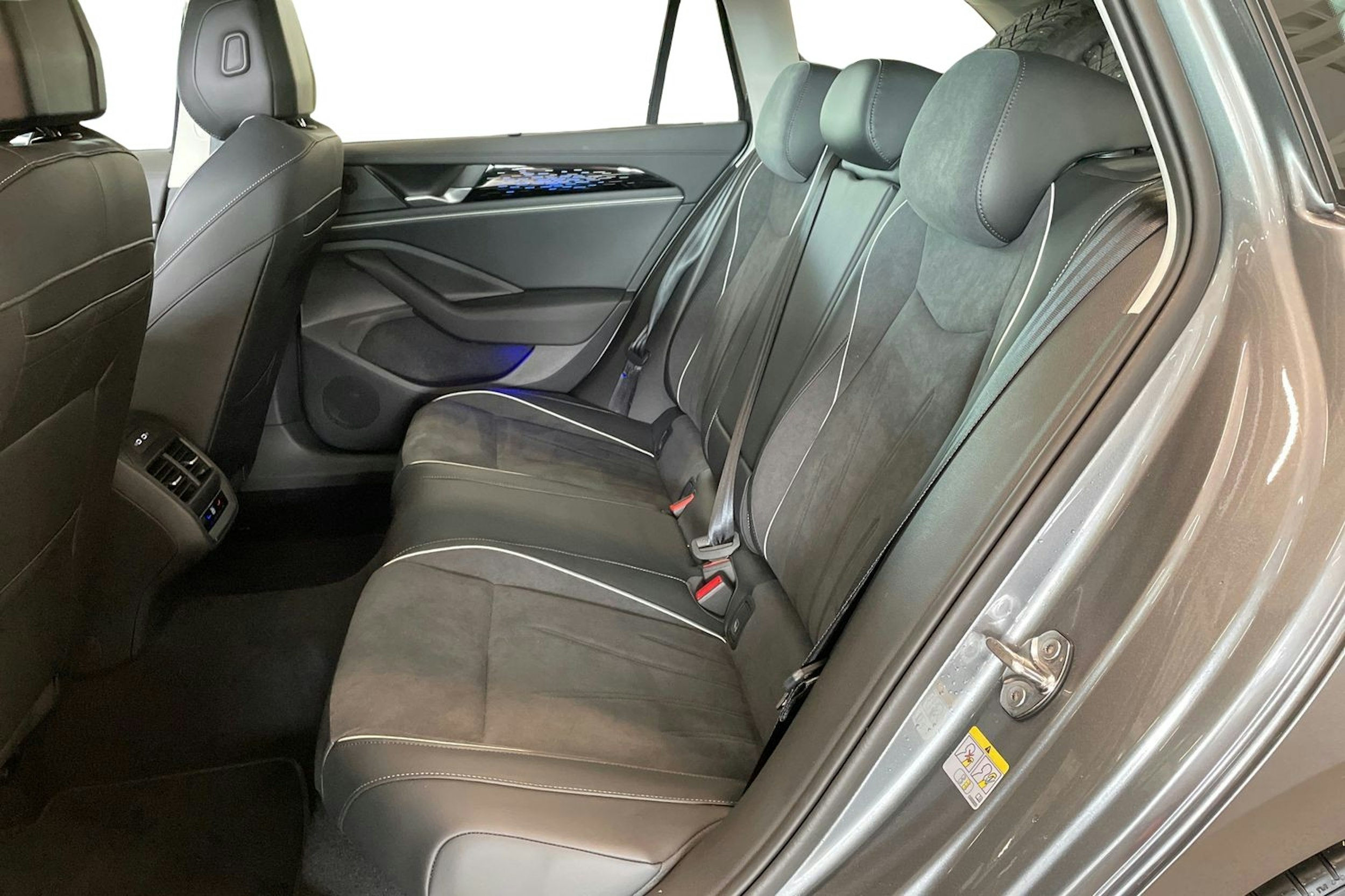 harmaa Volkswagen Passat 2024 kuva 10.
