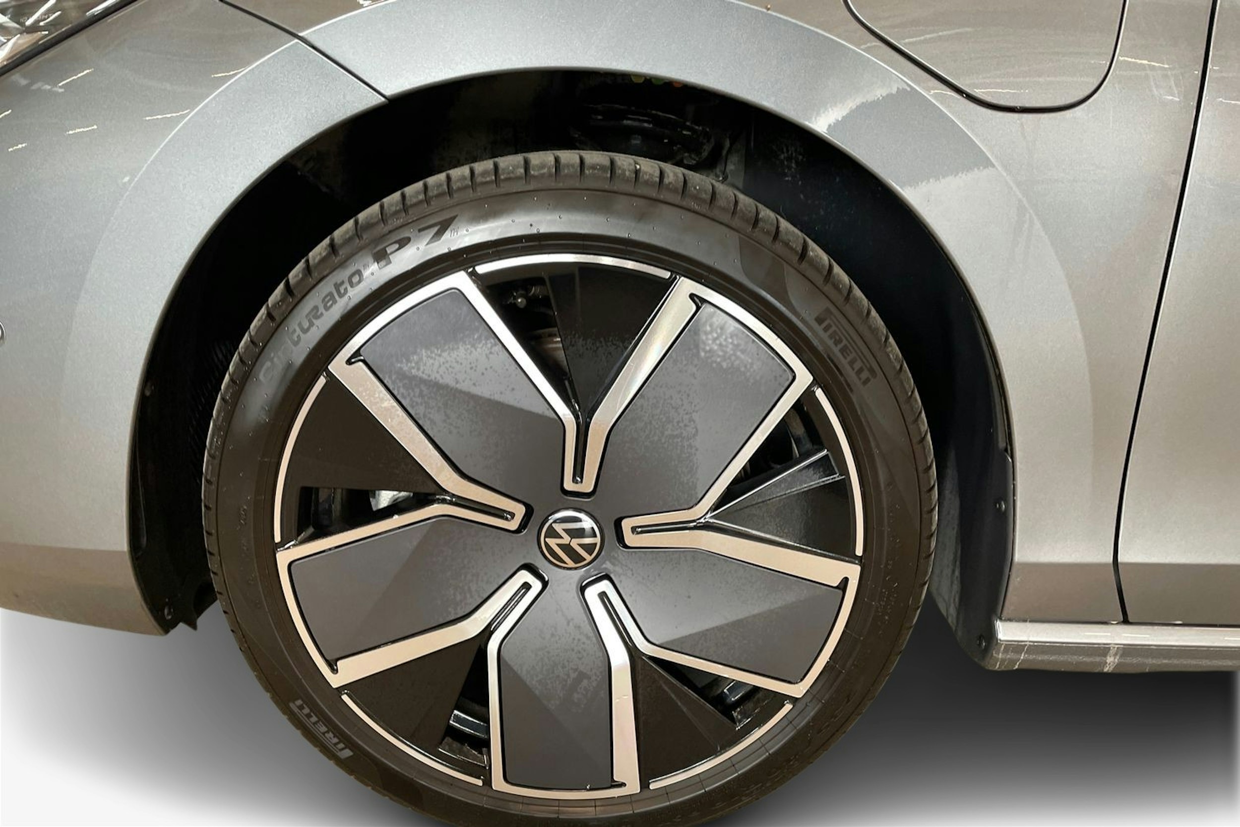 harmaa Volkswagen Passat 2024 kuva 11.