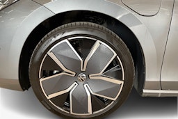 harmaa Volkswagen Passat 2024 kuva 11.