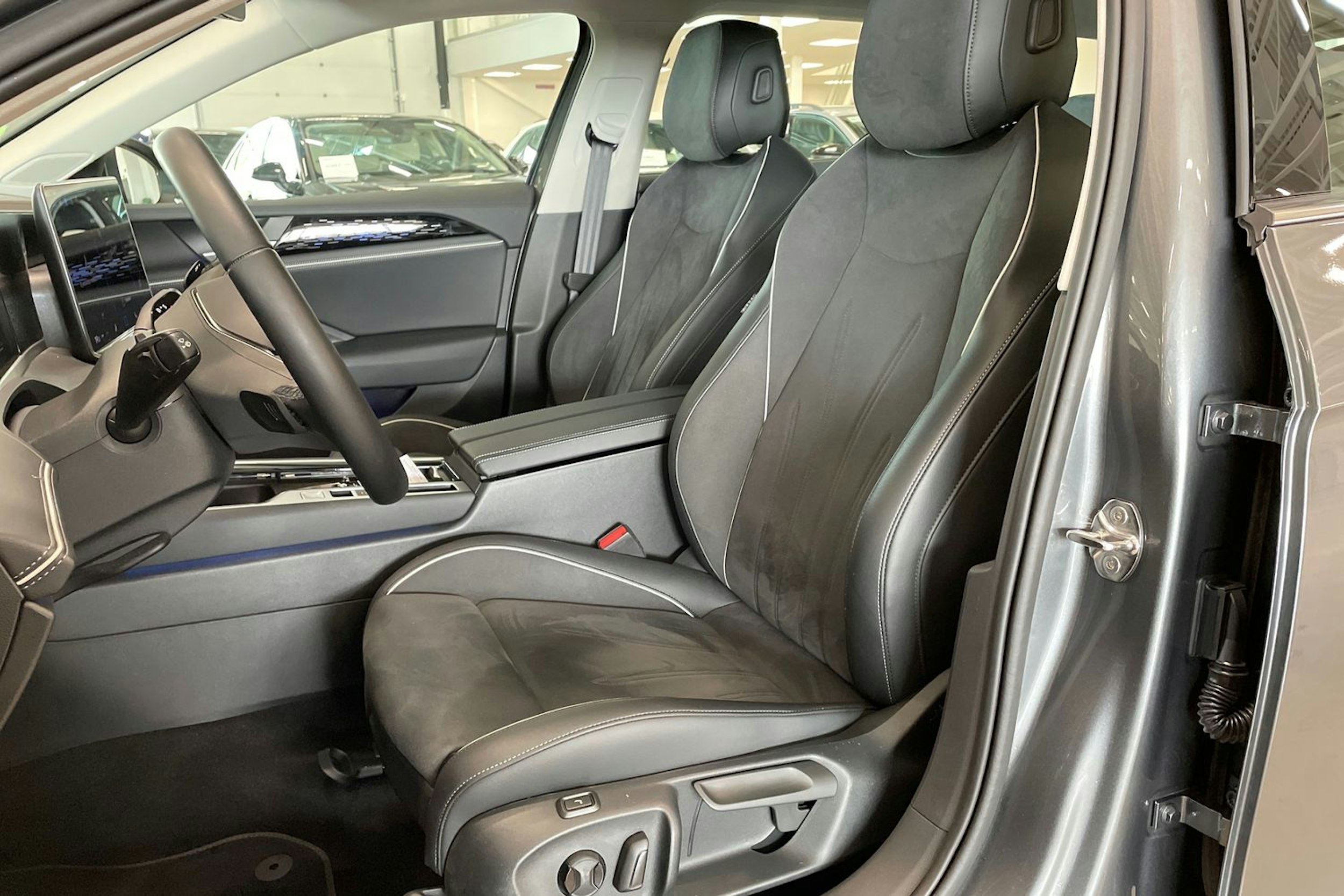 harmaa Volkswagen Passat 2024 kuva 14.