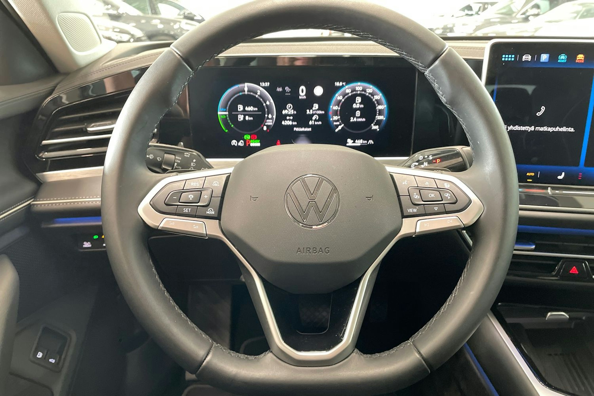 harmaa Volkswagen Passat 2024 kuva 16.