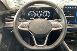 harmaa Volkswagen Passat 2024 kuva 16.
