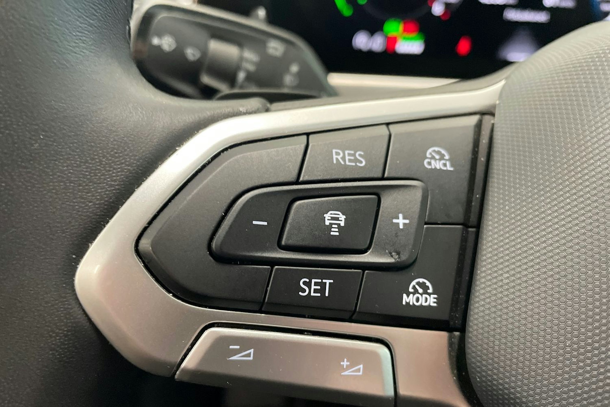 harmaa Volkswagen Passat 2024 kuva 18.