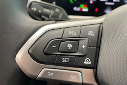 harmaa Volkswagen Passat 2024 kuva 18.