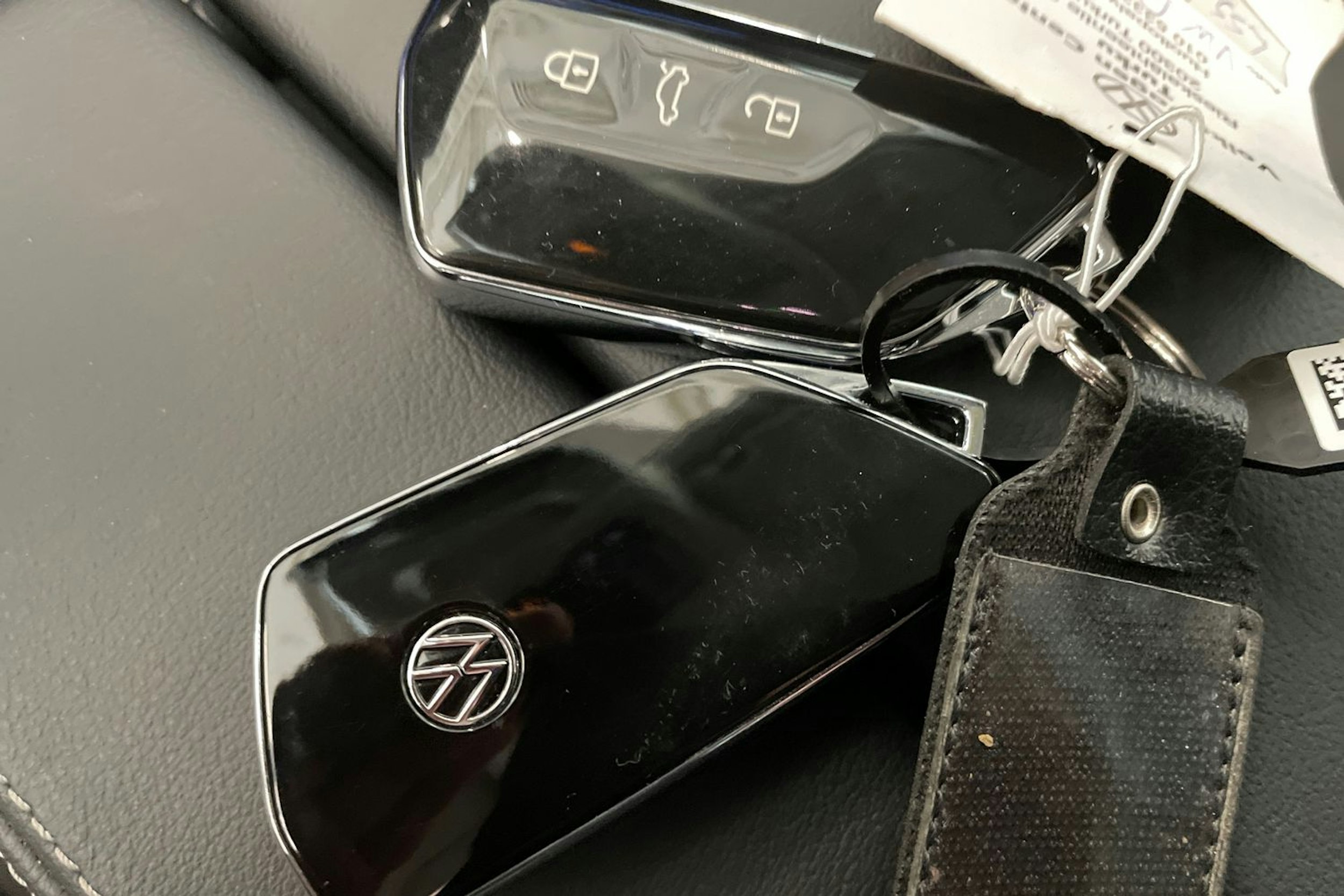 harmaa Volkswagen Passat 2024 kuva 39.