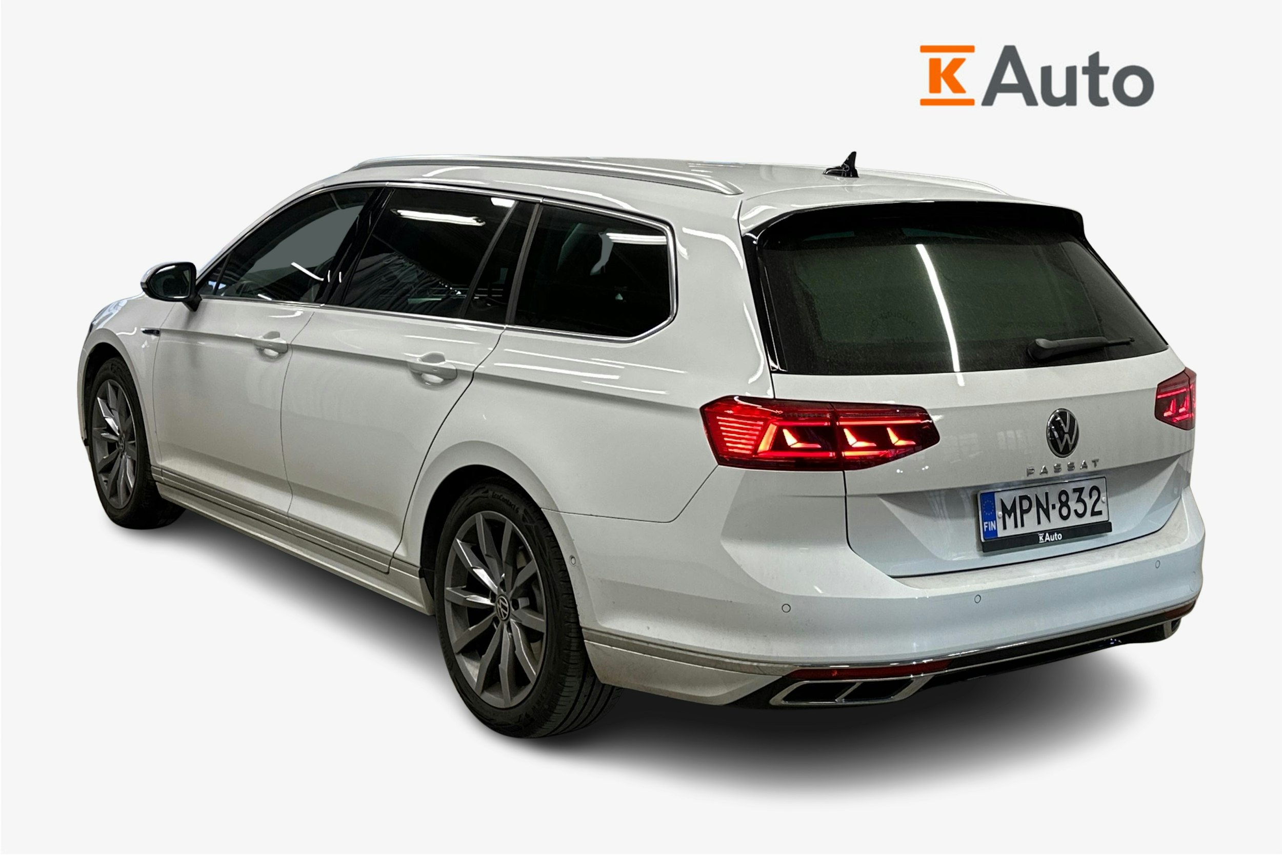 valkoinen Volkswagen Passat 2024 kuva 2.