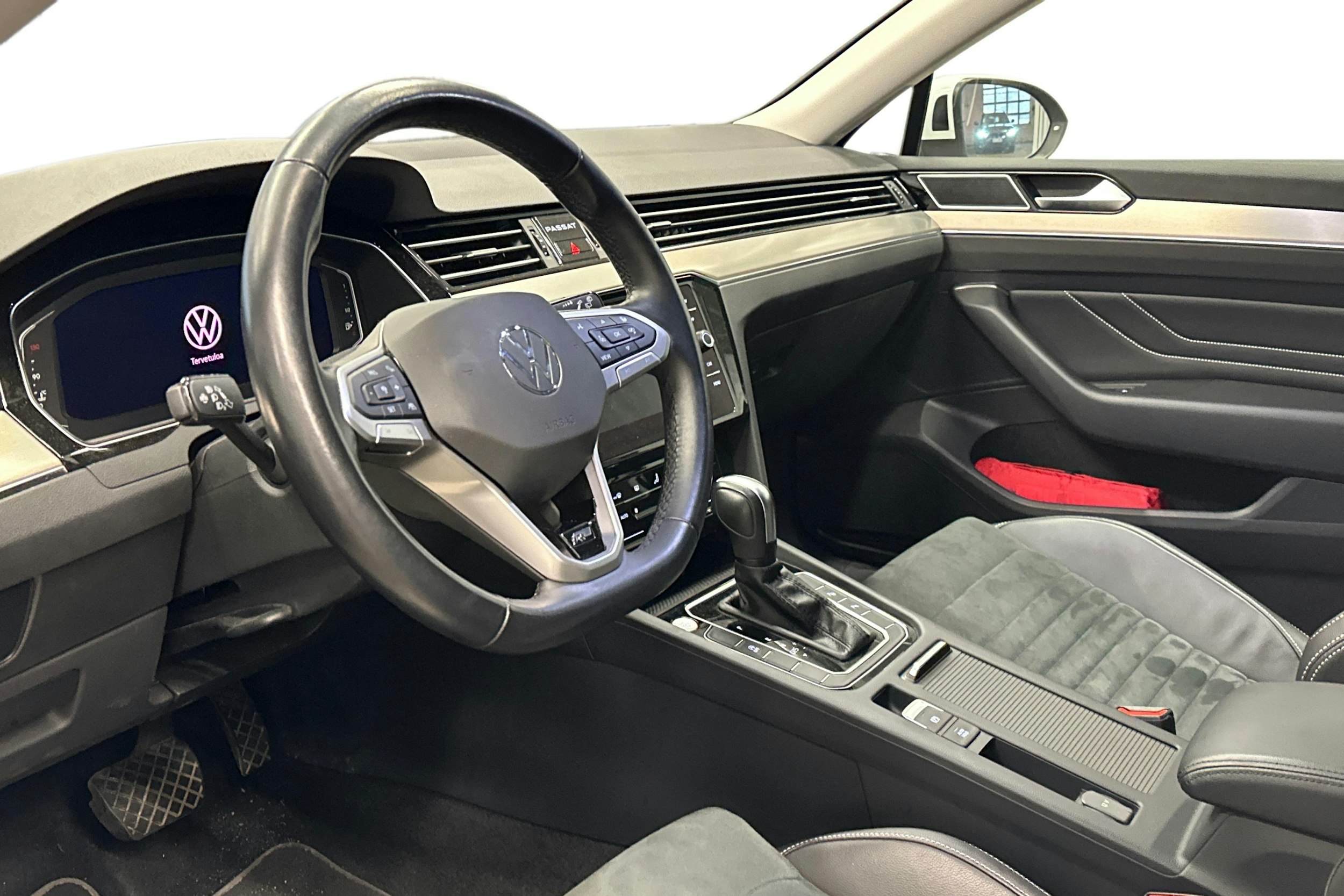 valkoinen Volkswagen Passat 2024 kuva 3.