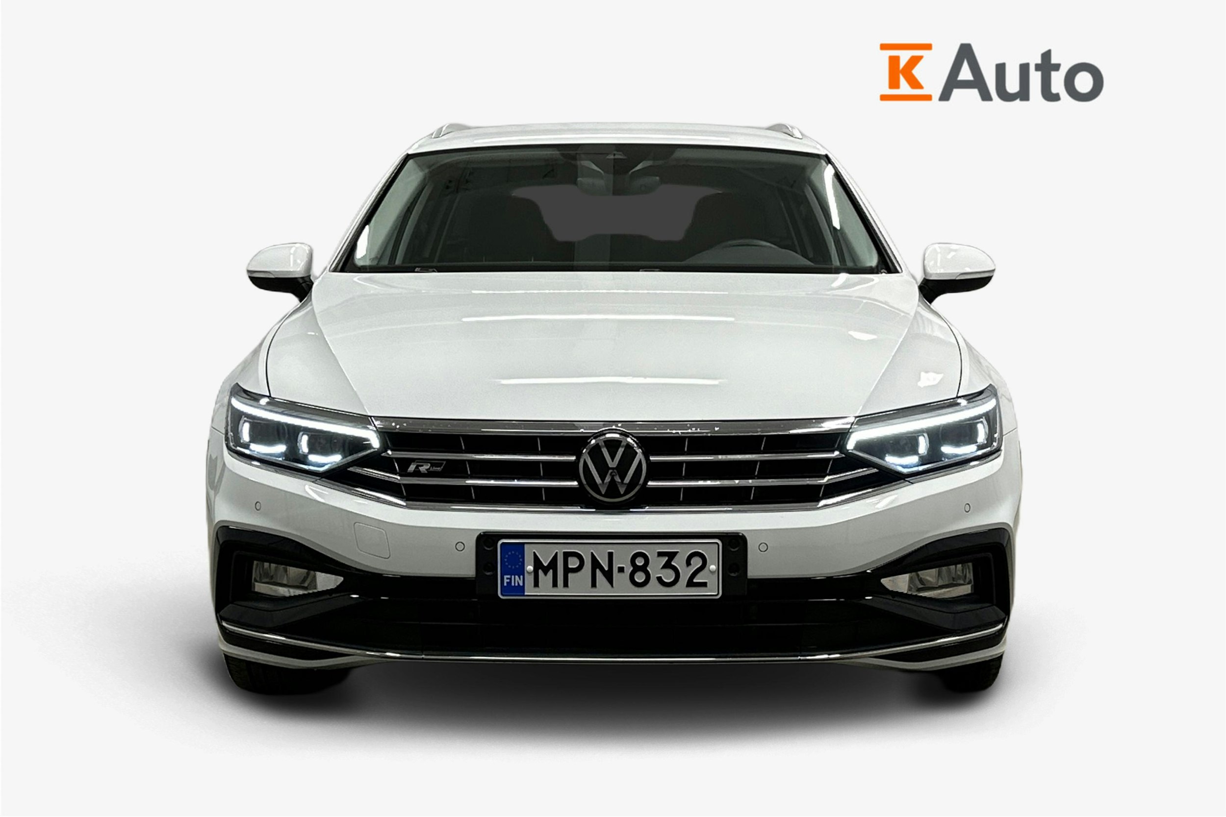 valkoinen Volkswagen Passat 2024 kuva 5.
