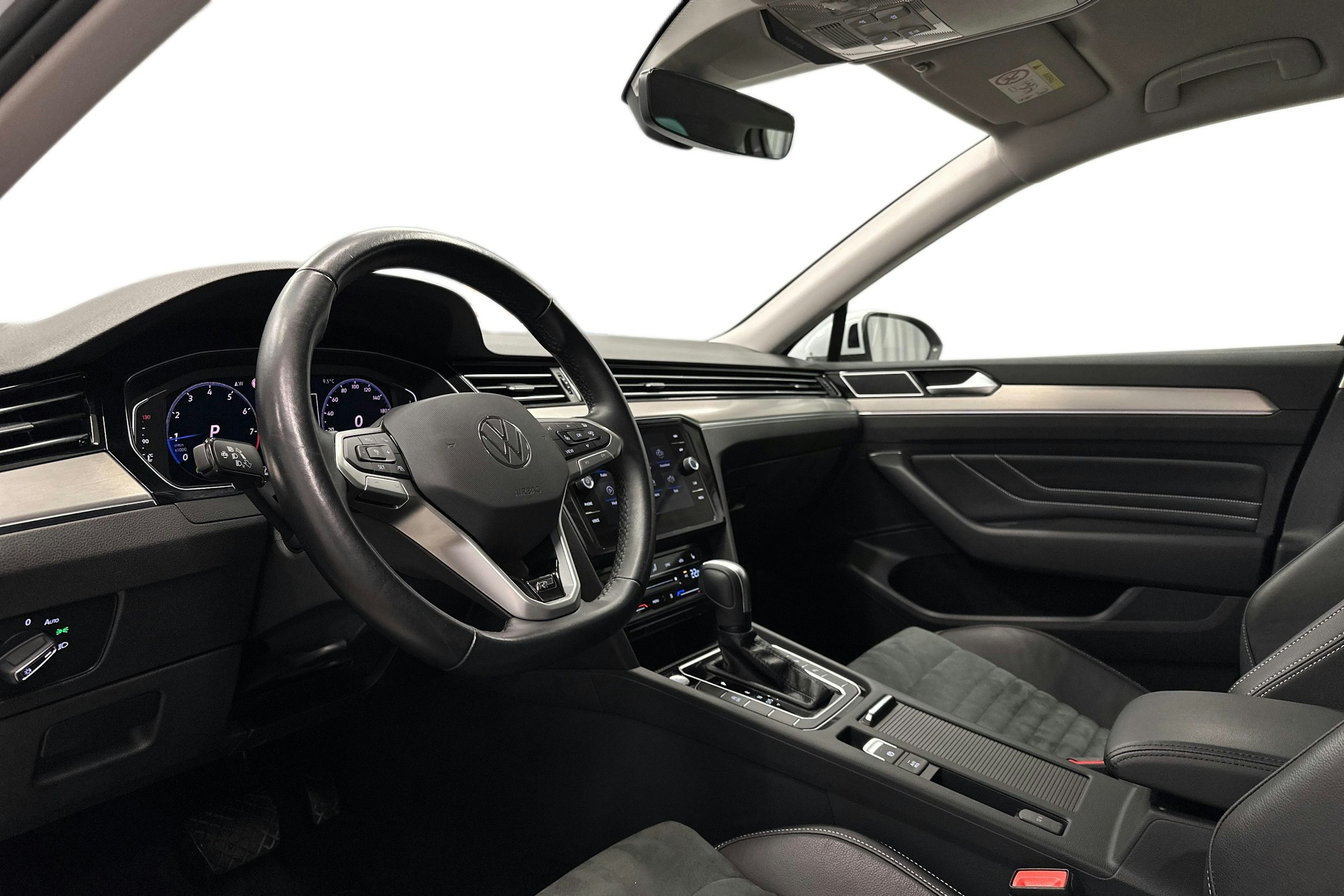 valkoinen Volkswagen Passat 2024 kuva 7.