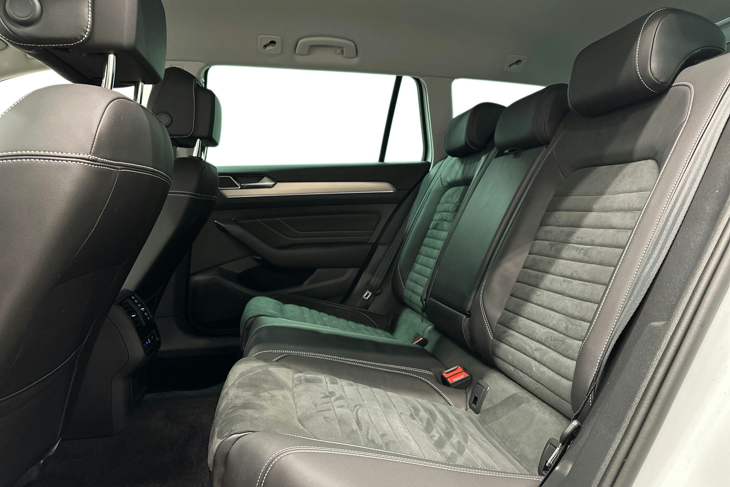 valkoinen Volkswagen Passat 2024 kuva 10.