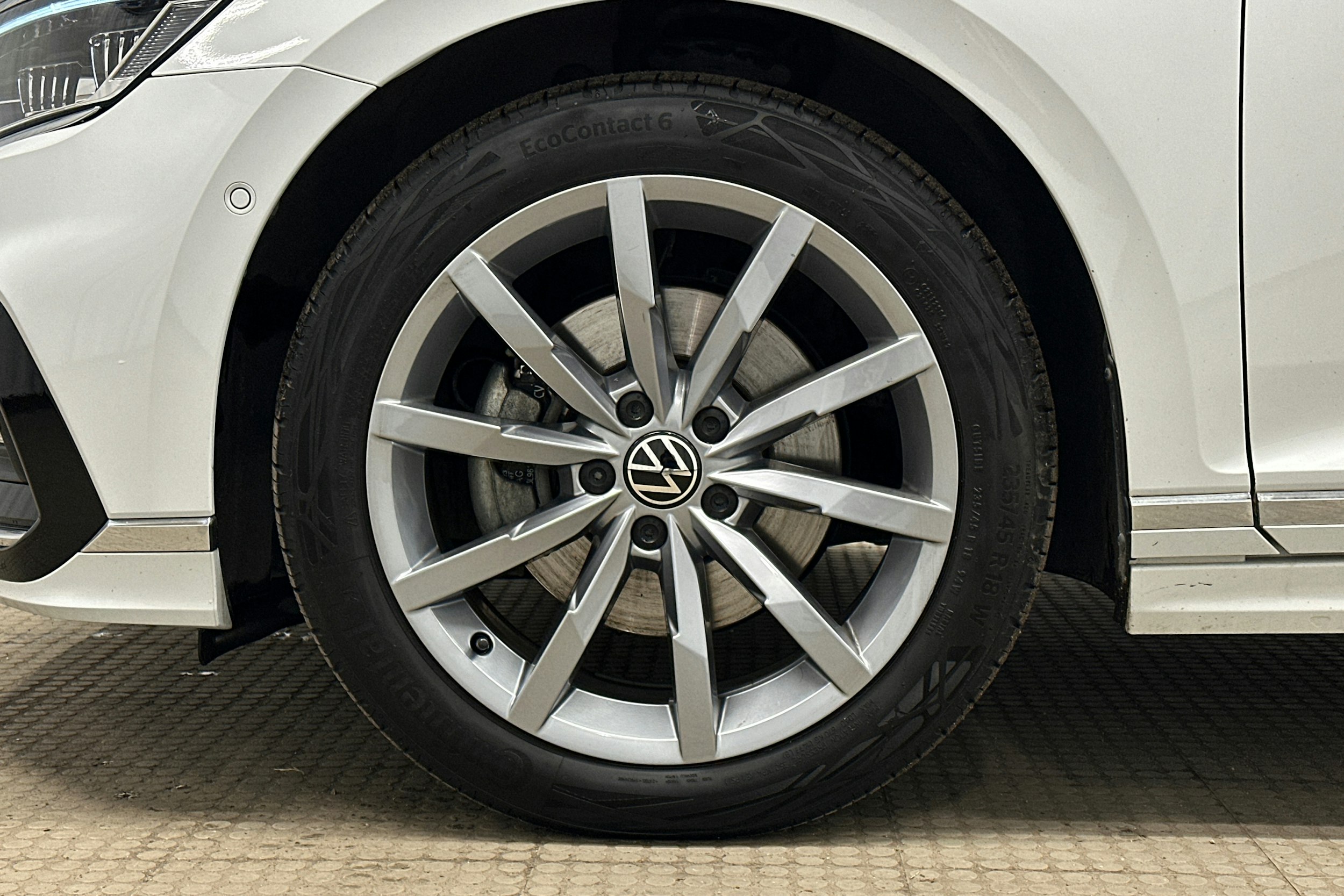 valkoinen Volkswagen Passat 2024 kuva 11.