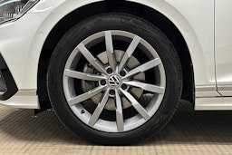 valkoinen Volkswagen Passat 2024 kuva 11.