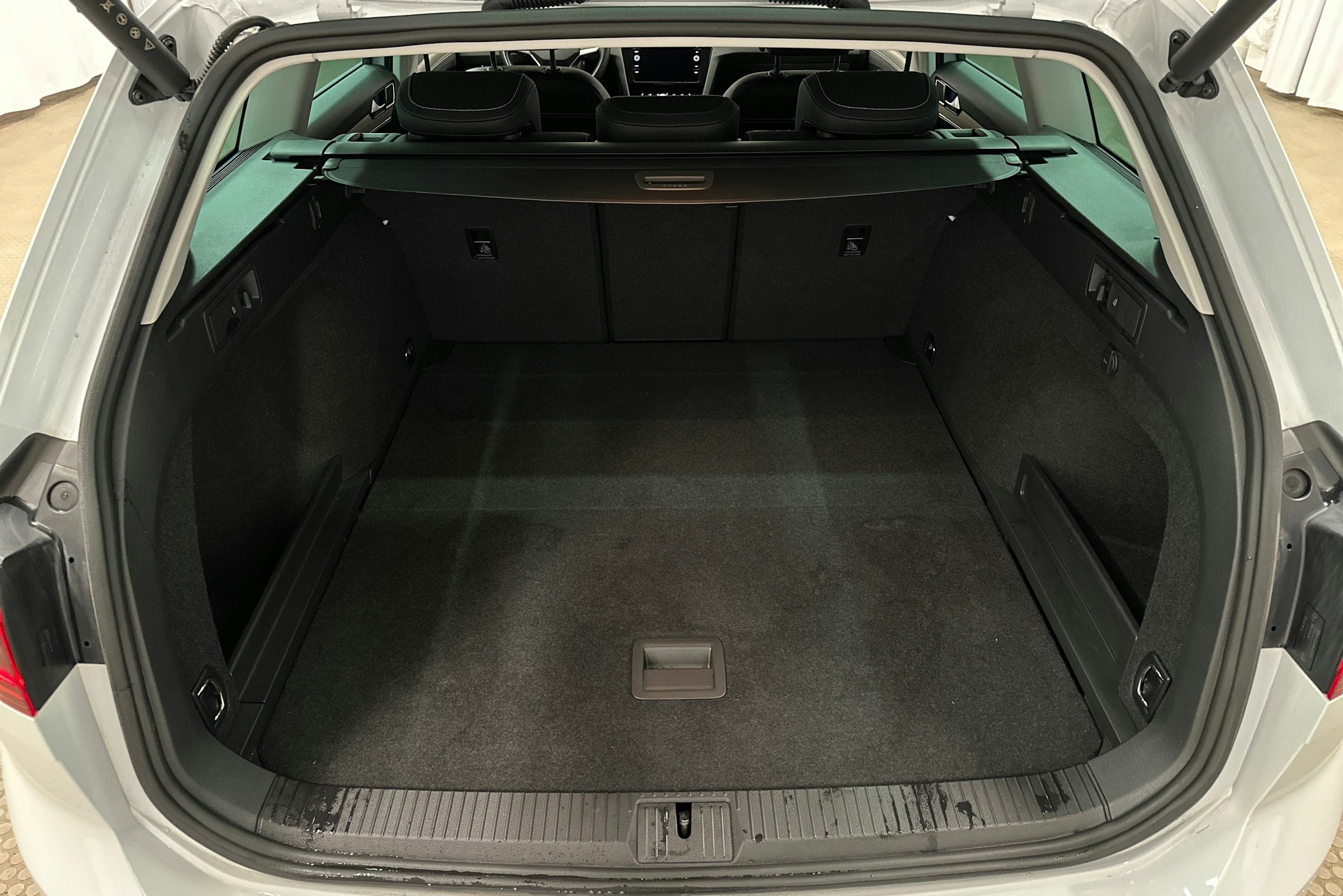 valkoinen Volkswagen Passat 2024 kuva 14.