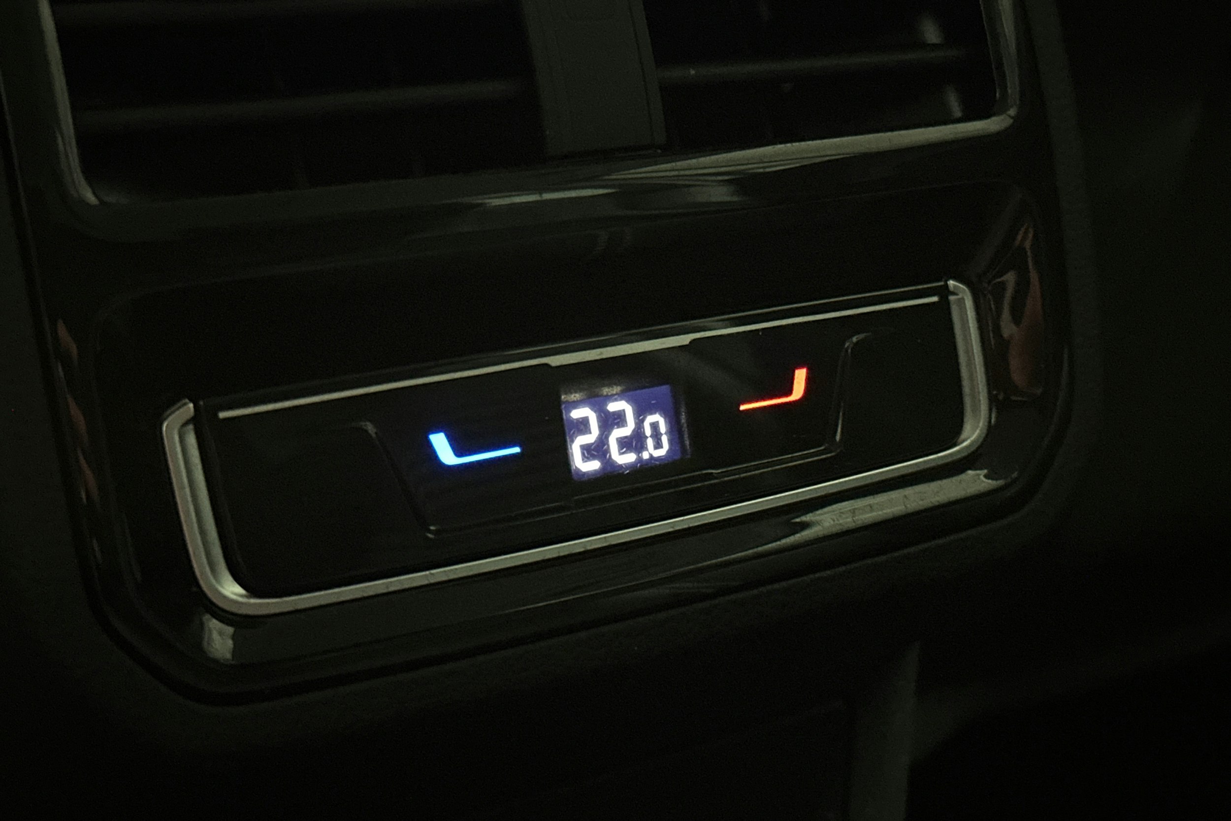 valkoinen Volkswagen Passat 2024 kuva 16.