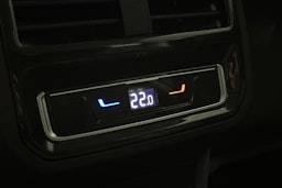 valkoinen Volkswagen Passat 2024 kuva 16.