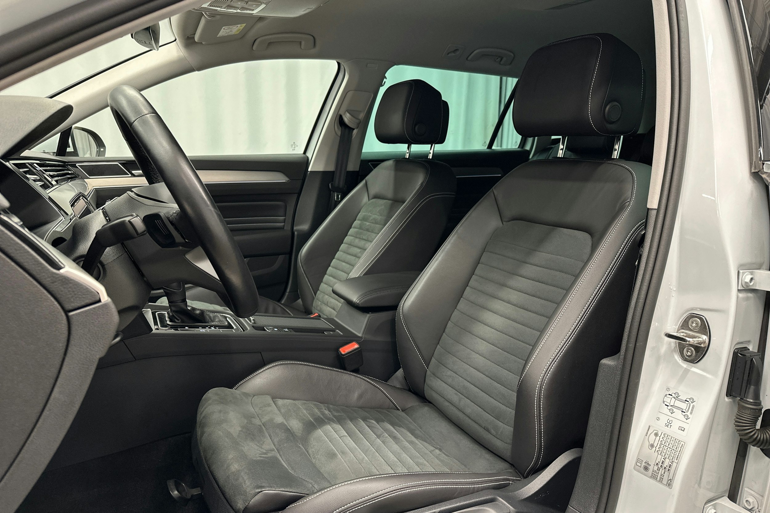 valkoinen Volkswagen Passat 2024 kuva 17.