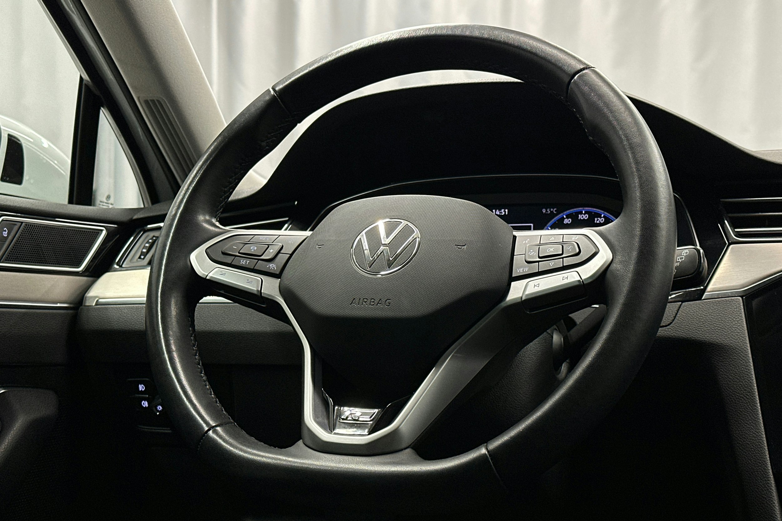 valkoinen Volkswagen Passat 2024 kuva 18.