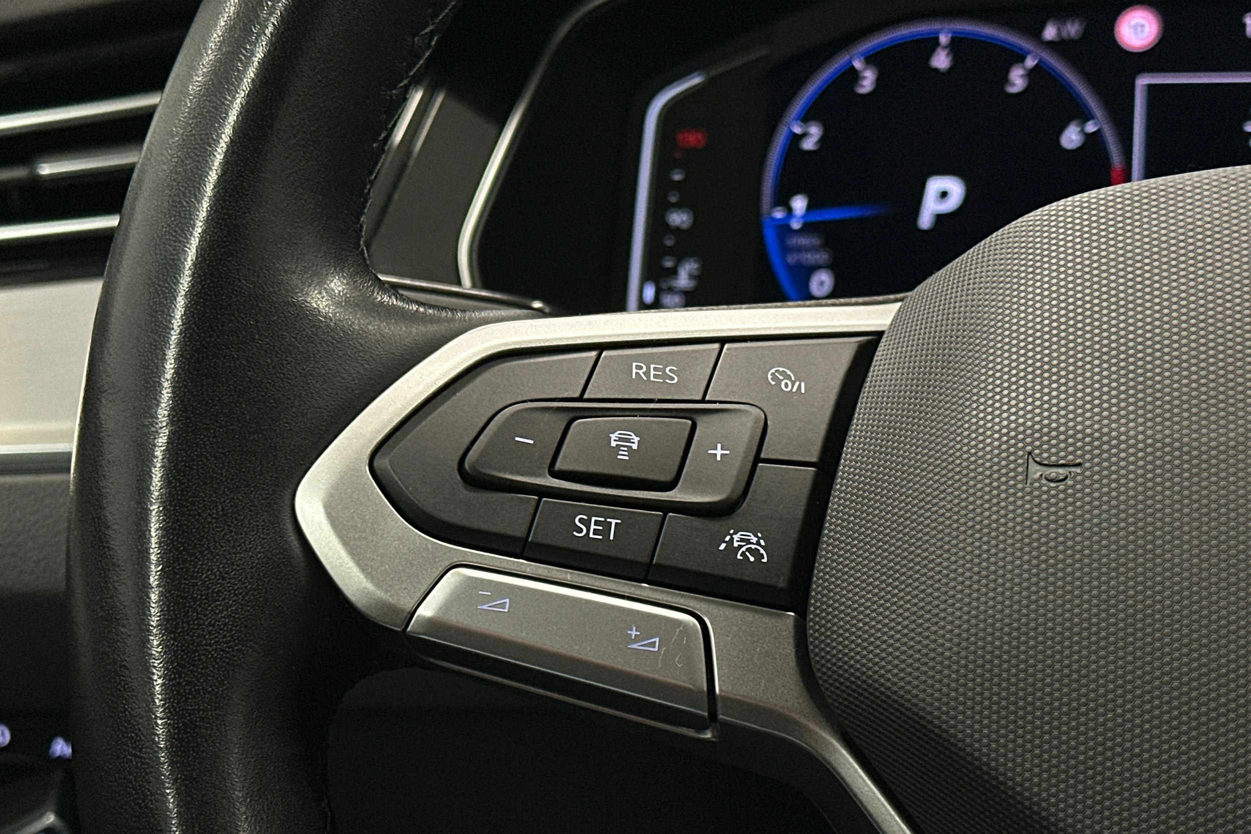 valkoinen Volkswagen Passat 2024 kuva 19.