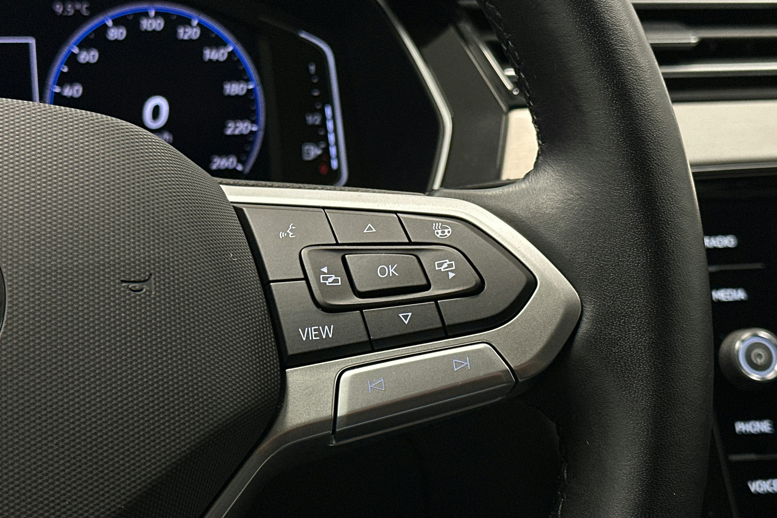 valkoinen Volkswagen Passat 2024 kuva 20.