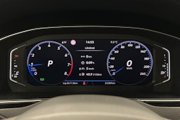 valkoinen Volkswagen Passat 2024 kuva 21.