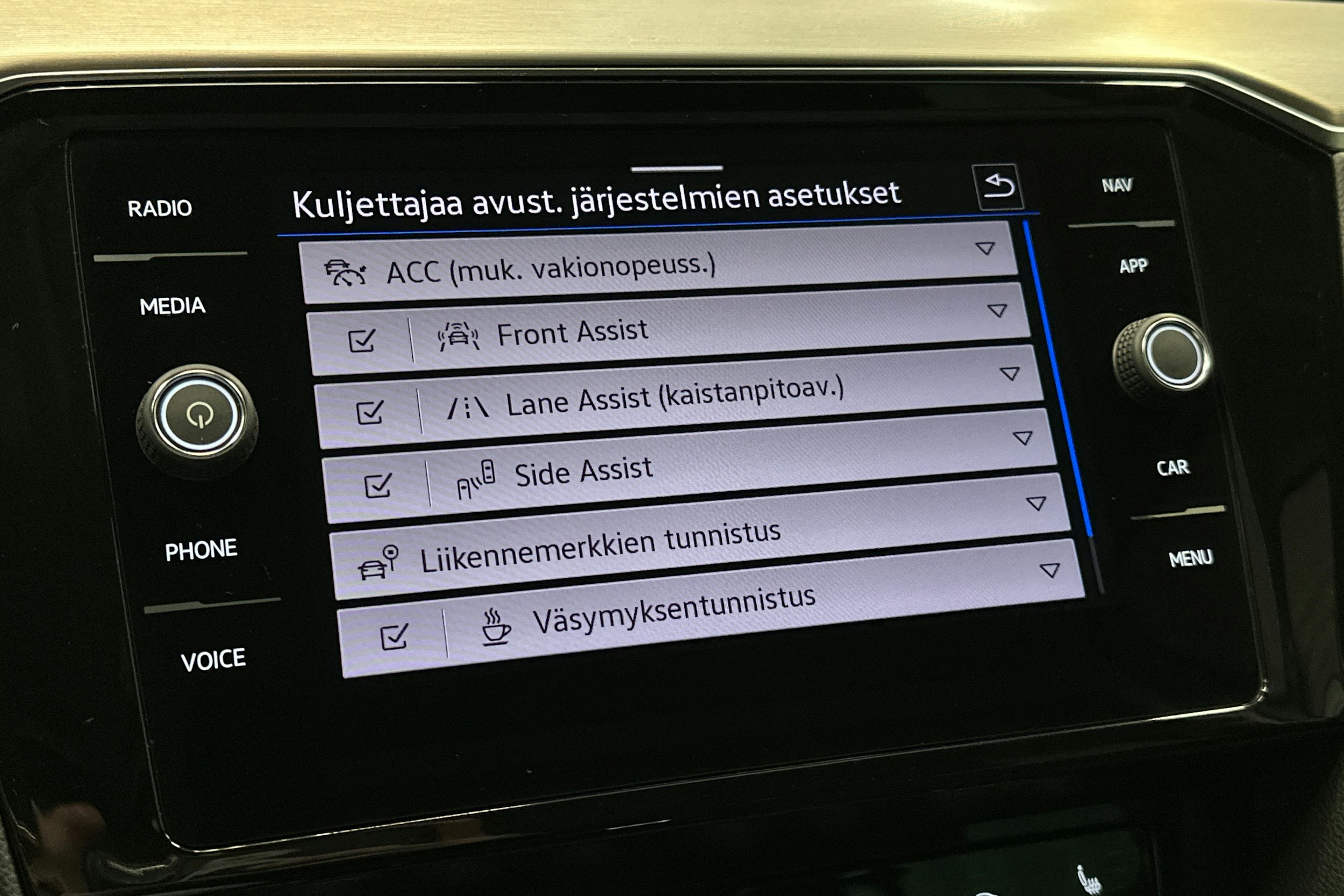 valkoinen Volkswagen Passat 2024 kuva 23.