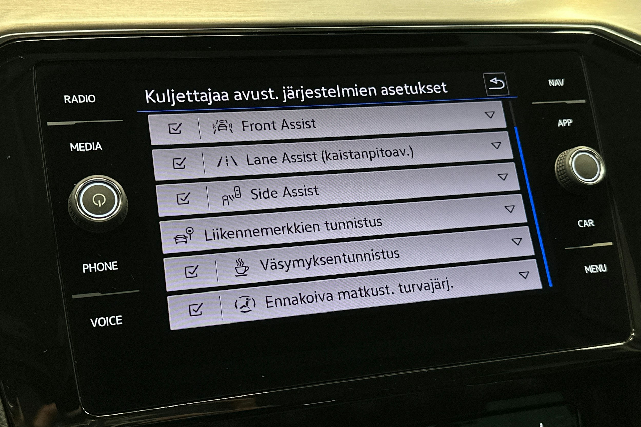 valkoinen Volkswagen Passat 2024 kuva 24.