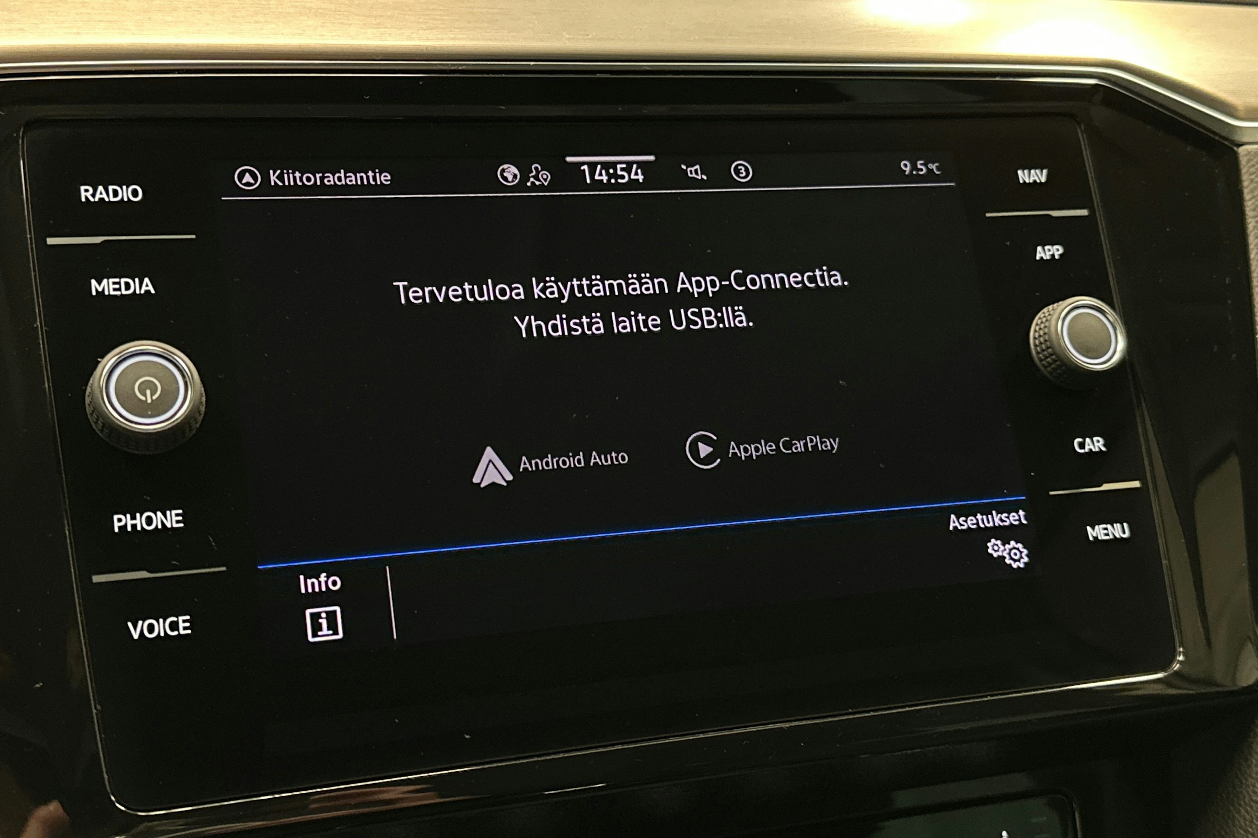 valkoinen Volkswagen Passat 2024 kuva 25.