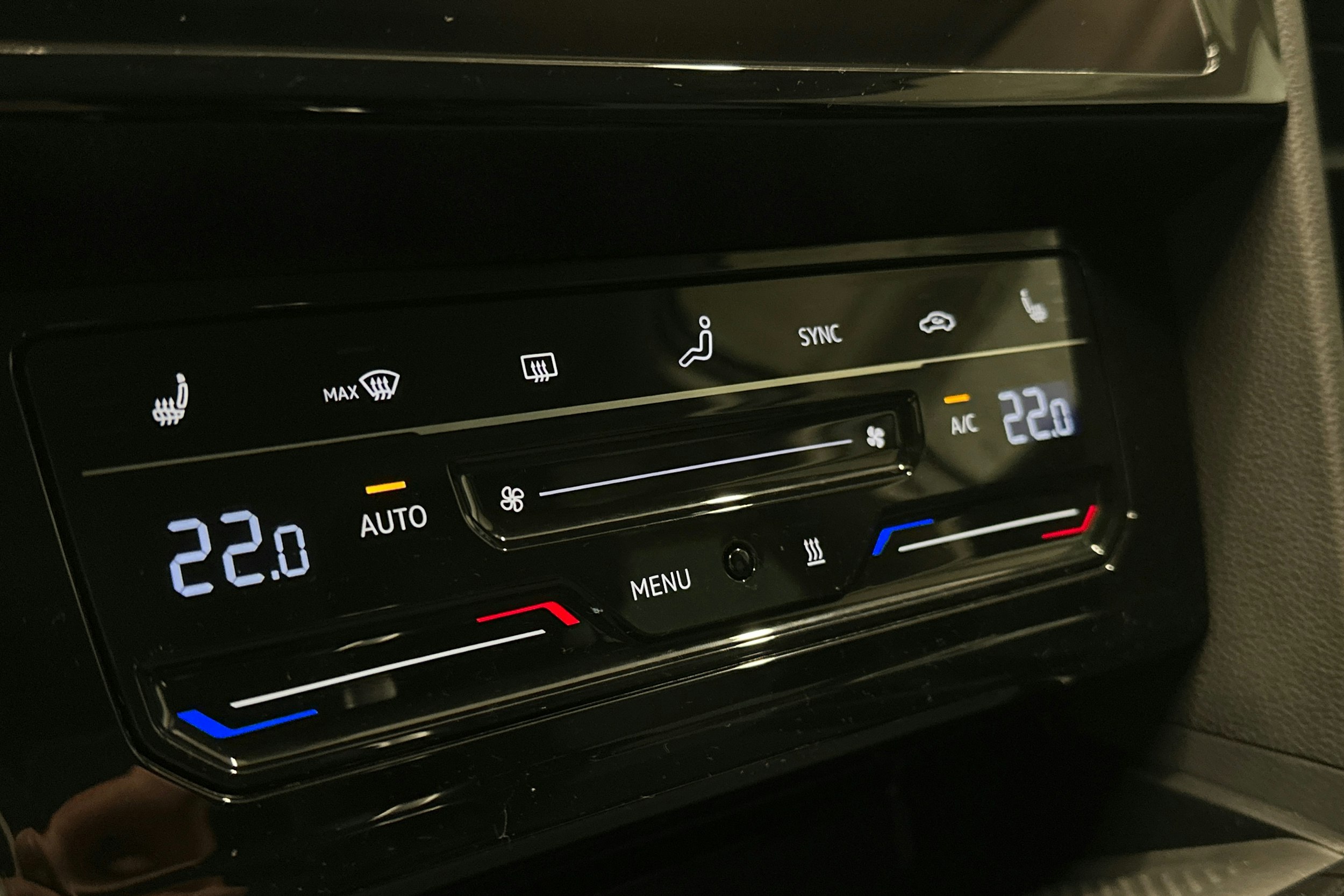 valkoinen Volkswagen Passat 2024 kuva 28.