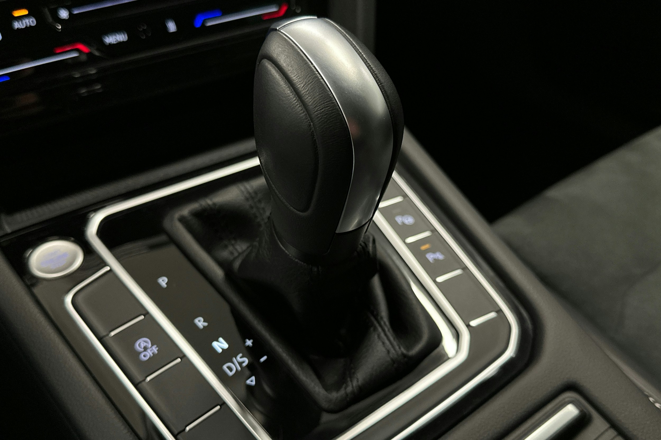 valkoinen Volkswagen Passat 2024 kuva 29.