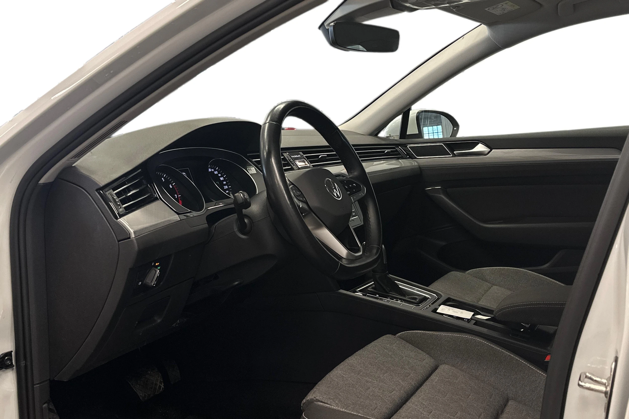 valkoinen Volkswagen Passat 2024 kuva 3.