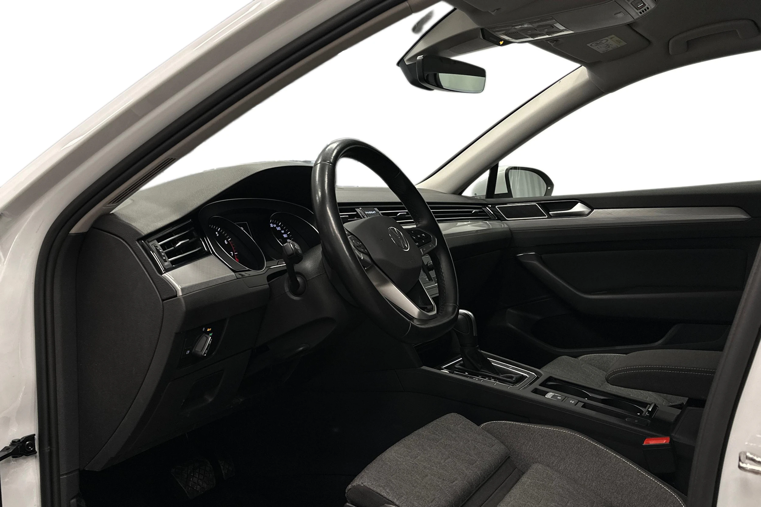 valkoinen Volkswagen Passat 2024 kuva 6.