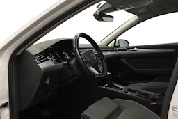 valkoinen Volkswagen Passat 2024 kuva 6.