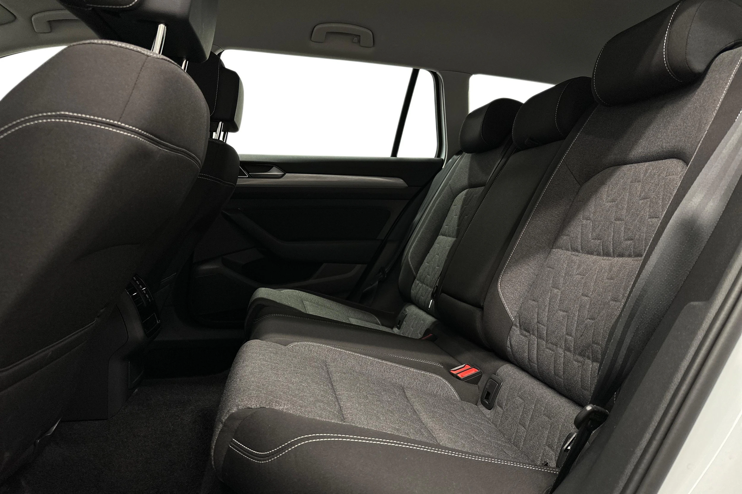 valkoinen Volkswagen Passat 2024 kuva 8.