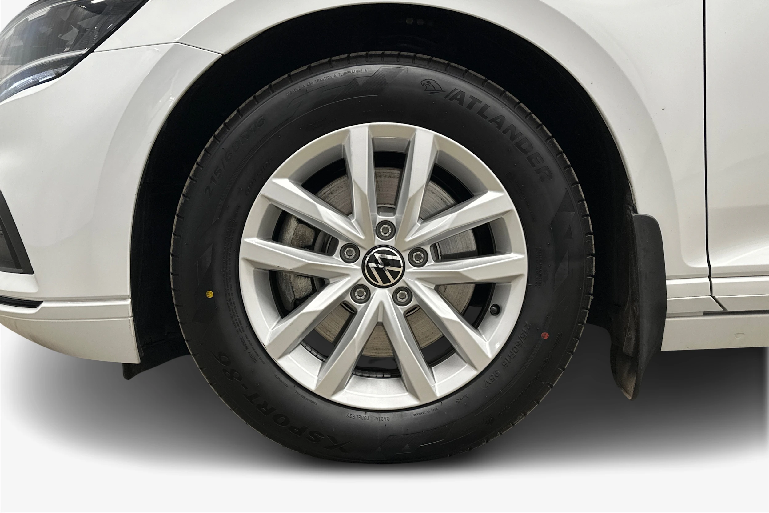 valkoinen Volkswagen Passat 2024 kuva 9.