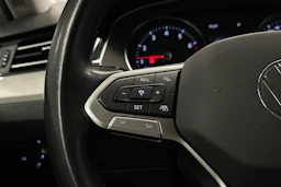valkoinen Volkswagen Passat 2024 kuva 11.